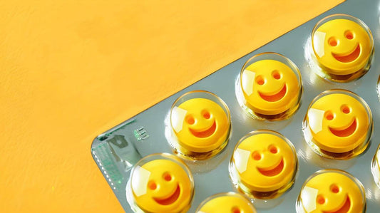 Gelbe VisionX Kapseln mit Smiley-Design in Blisterverpackung – Nahrungsergänzung für kreatives Bewusstsein und meditative Energie.