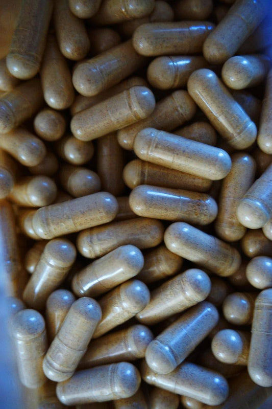 Nahaufnahme von EuphoriX Kapseln, pflanzliche Nahrungsergänzung zur stimmungsaufhellenden Unterstützung bei besonderen Momenten